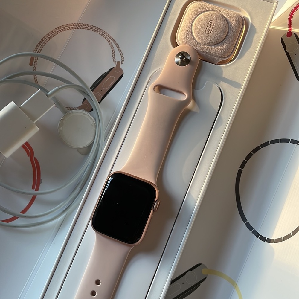 Apple Watch 5 Series 40mm Rose gold with pink/sand sports band - Picture 5 of 14